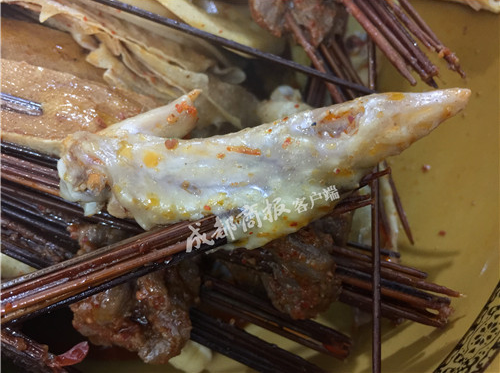 成都小吃曝黑幕：一个鸡翅11根签 网友直呼太坑人