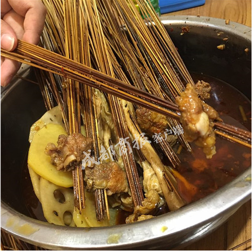 成都小吃曝黑幕：一个鸡翅11根签 网友直呼太坑人
