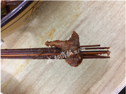 成都小吃曝黑幕：一个鸡翅11根签 网友直呼太坑人