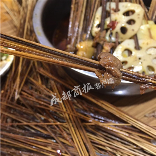 成都小吃曝黑幕：一个鸡翅11根签 网友直呼太坑人