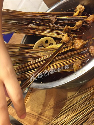 成都小吃曝黑幕：一个鸡翅11根签 网友直呼太坑人