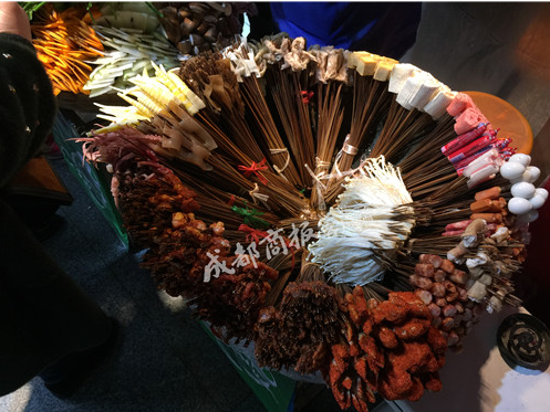 成都小吃曝黑幕：一个鸡翅11根签 网友直呼太坑人