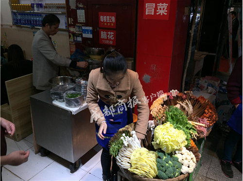 成都小吃曝黑幕：一个鸡翅11根签 网友直呼太坑人