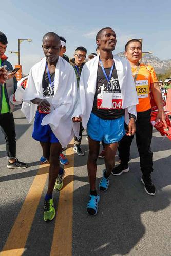 还有这种操作！非洲兄弟穿凉鞋参加嵩山马拉松夺冠