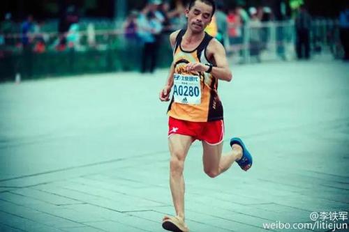 还有这种操作！非洲兄弟穿凉鞋参加嵩山马拉松夺冠