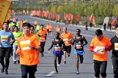 还有这种操作！非洲兄弟穿凉鞋参加嵩山马拉松夺冠