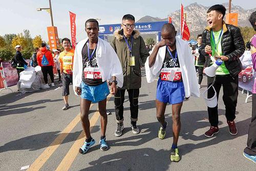 还有这种操作！非洲兄弟穿凉鞋参加嵩山马拉松夺冠