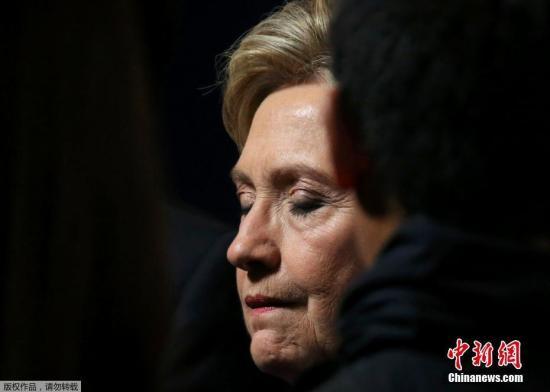 当地时间2016年11月9日，美国纽约，希拉里在家人以及副总统候选人蒂姆-凯恩陪同下现身发表演讲，并承认已致电赢得大选的特朗普。11月9日，美国总统大选结果出炉，共和党候选人特朗普击败民主党候选人希拉里赢得大选，成为第45任美国总统。