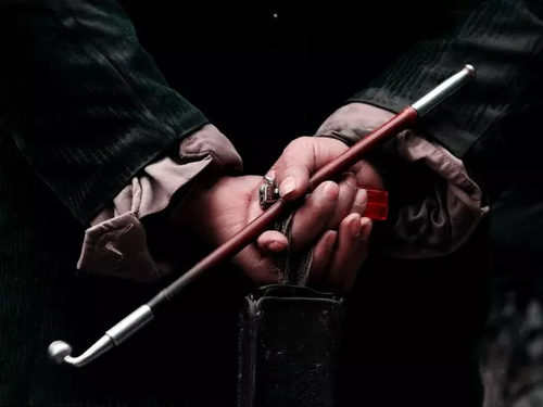 94岁老人背30多万元现金独自在街头徘徊 真相感人