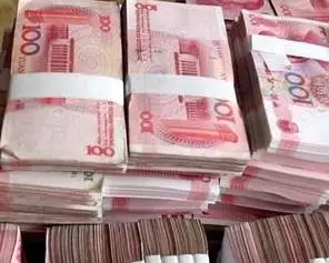 94岁老人背30多万元现金独自在街头徘徊 真相感人