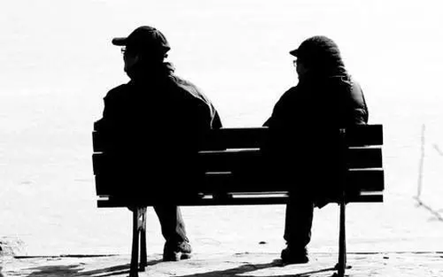 94岁老人背30多万元现金独自在街头徘徊 真相感人