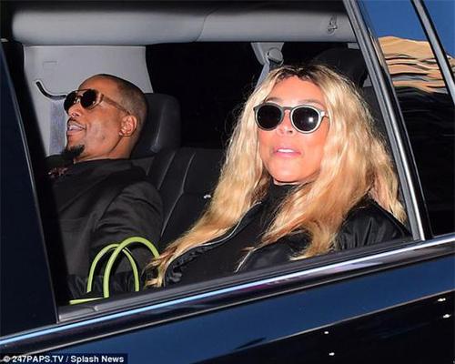 万圣节惊魂！女主播节目中突然瞪眼表情诡异跌倒