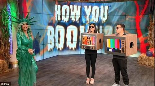 万圣节惊魂！女主播节目中突然瞪眼表情诡异跌倒