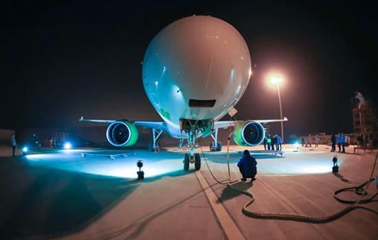 第2架国产大飞机C919昨天点火实验 还与第一架同框