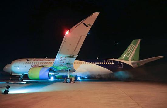 第2架国产大飞机C919昨天点火实验 还与第一架同框
