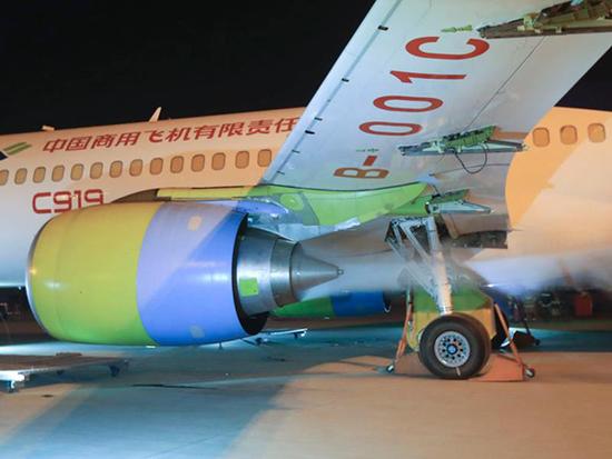 第2架国产大飞机C919昨天点火实验 还与第一架同框