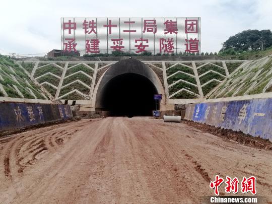 图为妥安隧道出口 邓伯科 摄 图为妥安隧道出口 邓伯科 摄