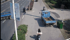 现实版原力?面包车行驶中突然跳起 电动车被甩飞