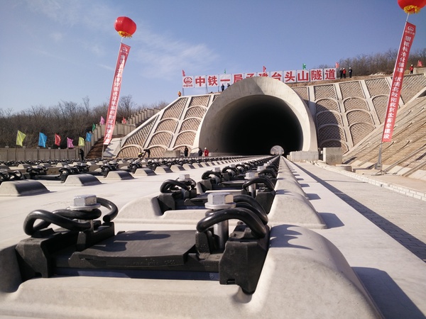 京沈客专河北承德台头山隧道等待铺轨