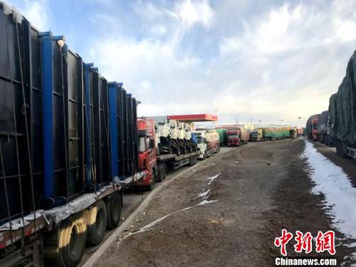 图为国道109线西藏唐古拉山拥堵路段及滞留车辆?！≈有?摄