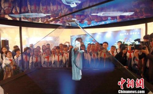 资料图：2017年4月4日，多位古今文化名人依靠全息投影技术“现身”中华世纪坛。 中华世纪坛供图