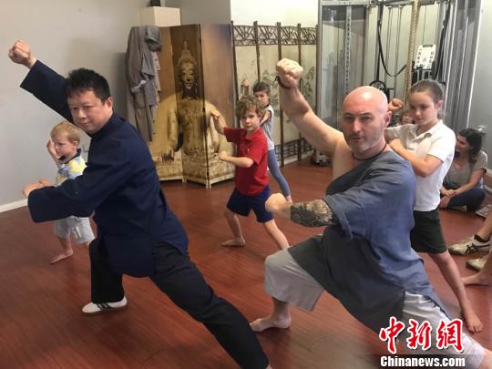 中国侨网布雷特的师父方山（左）到布鲁特的武馆现场传授绝招。　陶社兰　摄