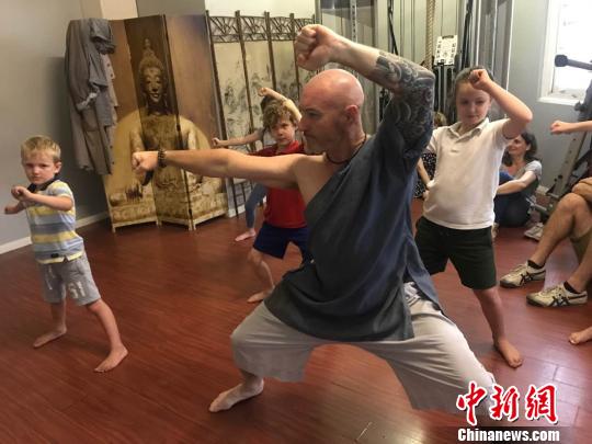 布雷特正在给小学员上课。　陶社兰 摄