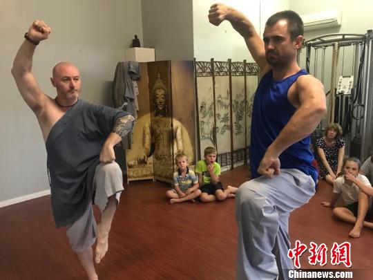 布雷特和弟子切磋功夫?！√丈缋?摄