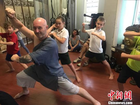 布雷特给小学员做示范?！√丈缋?摄