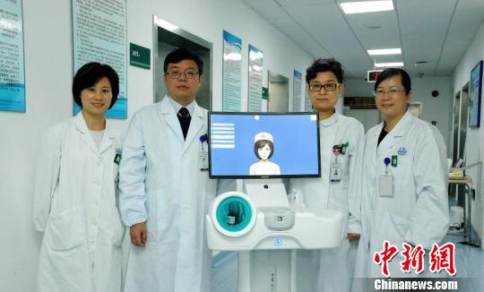 拥有自主知识产权的钛米机器人首度进入核医学病房，为患者提供可靠治疗服务的同时，避免医护人员职业伤害。　谭珊 摄