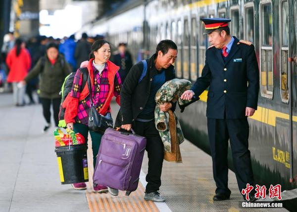 新疆铁路开行首趟务工人员返乡专列