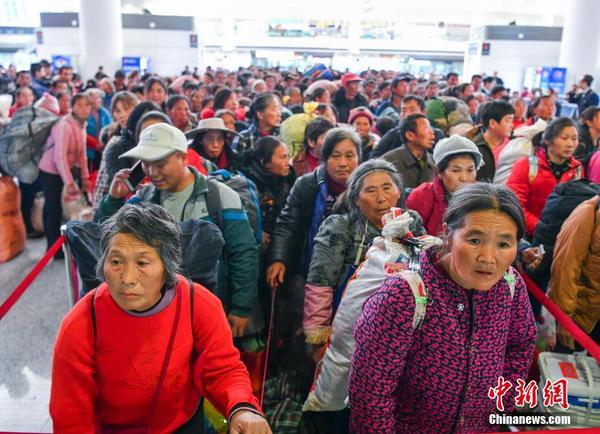 新疆铁路开行首趟务工人员返乡专列2