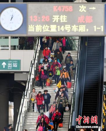 新疆铁路开行首趟务工人员返乡专列3