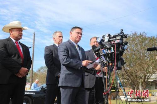 当地时间11月6日上午11时，得克萨斯州公共安全局、美国联邦调查局、美国烟酒枪械管理局等共同举行枪击案新闻发布会，更新得州萨瑟兰斯普林斯镇案件最新调查进展。图为得克萨斯州公共安全局发言人弗里曼(Freeman Martin)作有关案情信息发布。他说，案件发生后24小时过去了，这是漫长的一天。执法机构调查推断认为枪手是因家庭纠纷开枪射杀，造成其岳母及25名居民遇难。
中新社记者 曾静宁 摄
