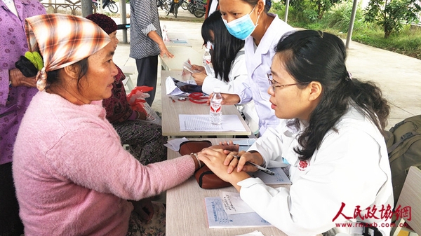 中国志愿医生、中医科副主任医师蔡秋杰在义诊中