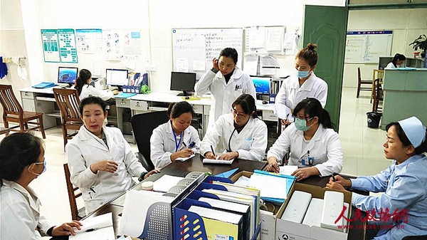 中国志愿医生、心内科主任医师毛屏在带教