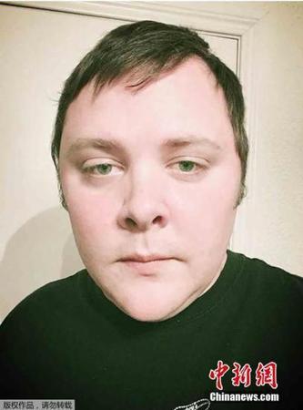 图为枪击案凶手戴文·凯利社交网络上的照片。