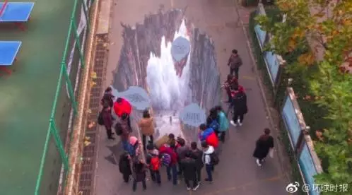 部分高校路面突现巨大“天坑” 网友：看完腿软