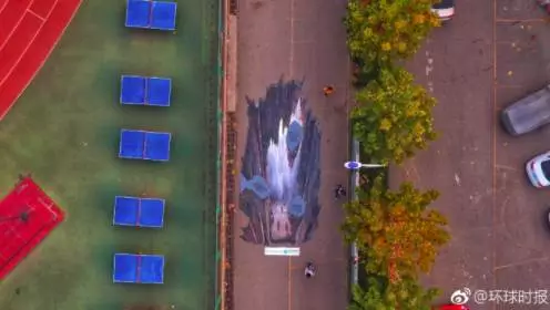 部分高校路面突现巨大“天坑” 网友：看完腿软