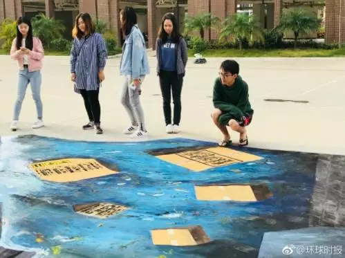 部分高校路面突现巨大“天坑” 网友：看完腿软