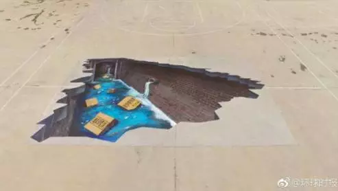 部分高校路面突现巨大“天坑” 网友：看完腿软