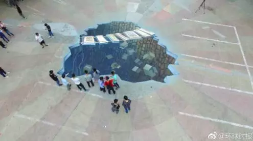 部分高校路面突现巨大“天坑” 网友：看完腿软