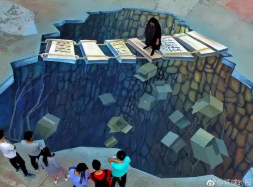 部分高校路面突现巨大“天坑” 网友：看完腿软