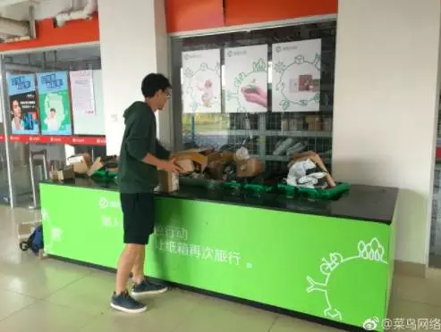 部分高校路面突现巨大“天坑” 网友：看完腿软