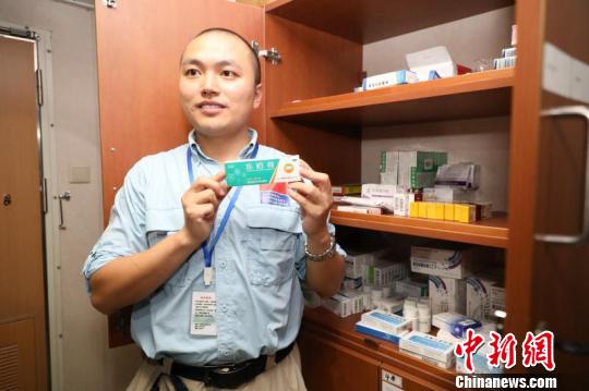 熊凯对记者说，船上药品按照人体系统将进行分类，每月都将进行清点，以及时补充?！≌喷?摄