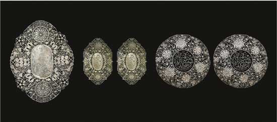 累丝镂空盘 A Set of Filigree Openwork Plates 民国 大菱形 长：20cm；宽：15.6cm；重：136g 小菱形 长：14.5cm；宽：10cm；重：57g、61g 圆形款 口径：16.4cm；重：110g、108g