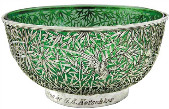 竹叶纹镂空琉璃大碗   Glass bowl with Openwork Silver Base with Bamboo Leaf Design   晚清 通高：10.6cm；口径：20.6cm；底径：11.5cm；银托重：463g；琉璃重：806g 款识：怡安，WH，90   收藏界素有“货高一等，价高十倍”的说法，晚清是中国外销银器种类最多、数量最丰富的时期，激烈的竞争使银匠在工艺和设计上都下足功夫，创造出各种精品。这件竹叶纹镂空琉璃大碗镶边，弧壁，深腹，圈足，运用镂空工艺通体镂雕竹林，在其中还镂雕一鸟穿梭于林间，碗底镂空形成钱币纹样，寓意财源广进。此碗工艺固然精湛，但银匠的创造力更让人赞叹，在内部配以一绿色琉璃碗，结合银碗的竹林造型产生绿影流动、生机盎然之感，令人赏心悦目。巧妙的搭配也使得这件银碗成为了同种器物中不可多得的精品。