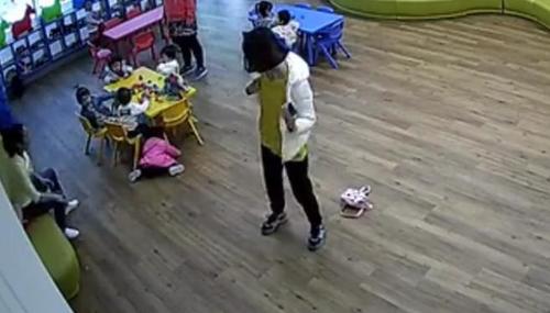 携程高管因“虐童”事件引咎辞职老师下跪道歉