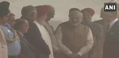 而之后抵达新德里进行访问的英国皇储查尔斯一家子，甚至连飞机都没走出来就傻眼了…