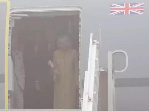 目前，在印度的社交网络上，众多印度网友就调侃说：他俩可能已经连路在哪儿都看不清楚了，“能活着走出机场就已经很不容易了…”